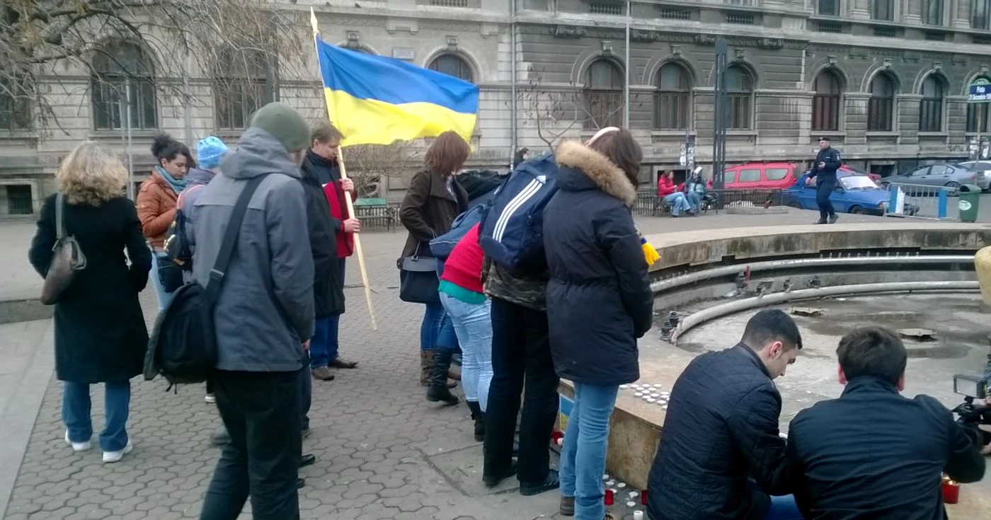 În jur de 20 de persoane au aprins lumânări pentru cei care au murit în Kiev  FOTO Cristina Răduţă