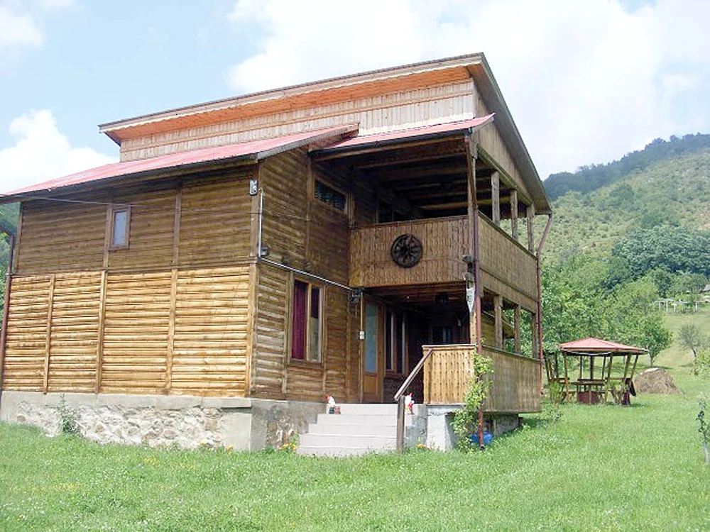 Cabana de lemn de la Baia de Fier e pe numele premierului