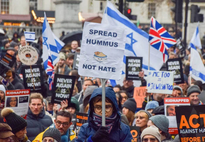 Grup de manifestanți împotriva antisemitismului la Londra