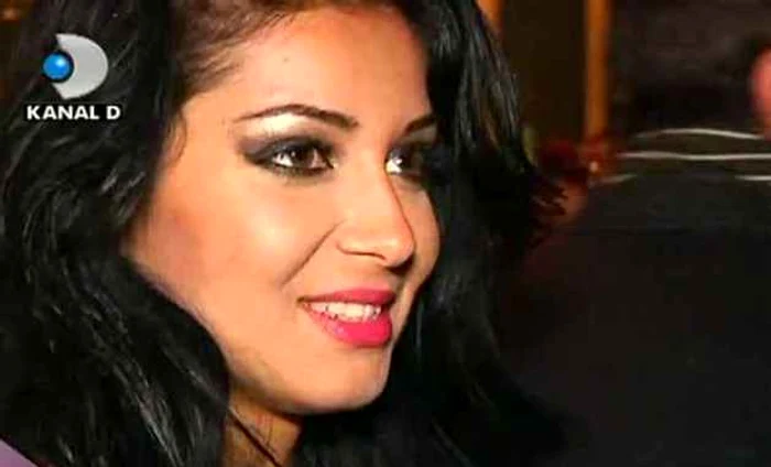 
    Elena de la Mandinga, cu mustaţă. (captură Kanal D)  