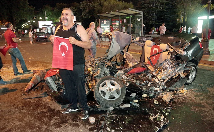 În faţa aeroportului s-au dat lupte crâncene, tancurile zdrobind totul în cale