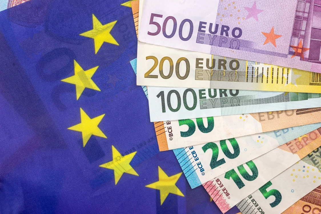 Bancnote de la 5 la 500 de euro puse pe steagul UE