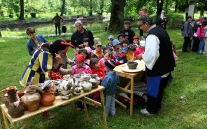 Braşov: Jocuri şi tradiţii de 1 iunie la Bran