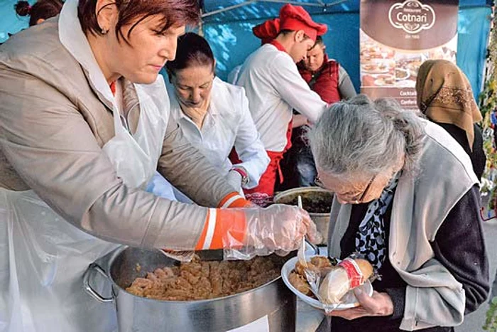 După Sfânta Liturghie s-au împărţit sarmale