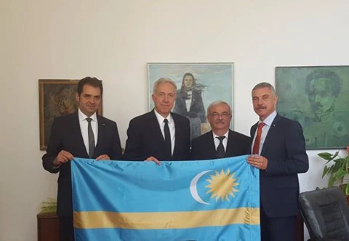 Hans Klemm, ambasadorul SUA, ţinând în mână steagul secuiesc FOTO Facebook