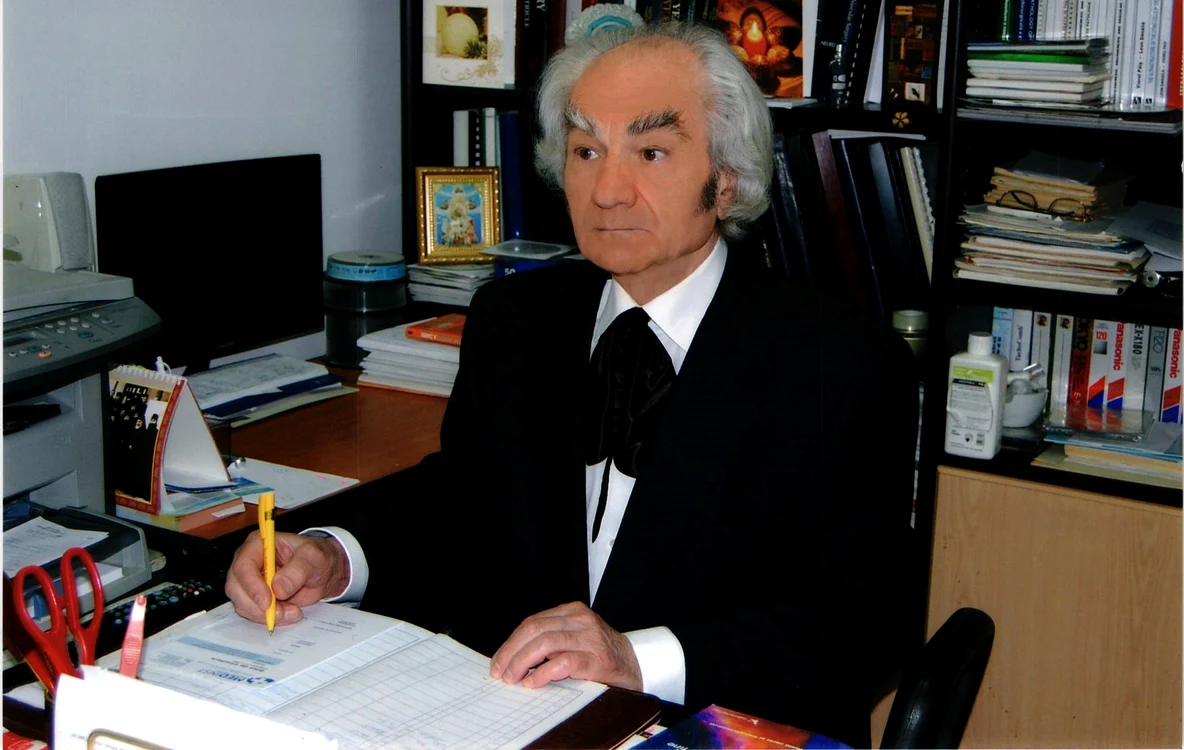 Medicul Leon Dănăilă, în timpul unei consultațiiFOTO: Facebook/ Leon Dănăilă