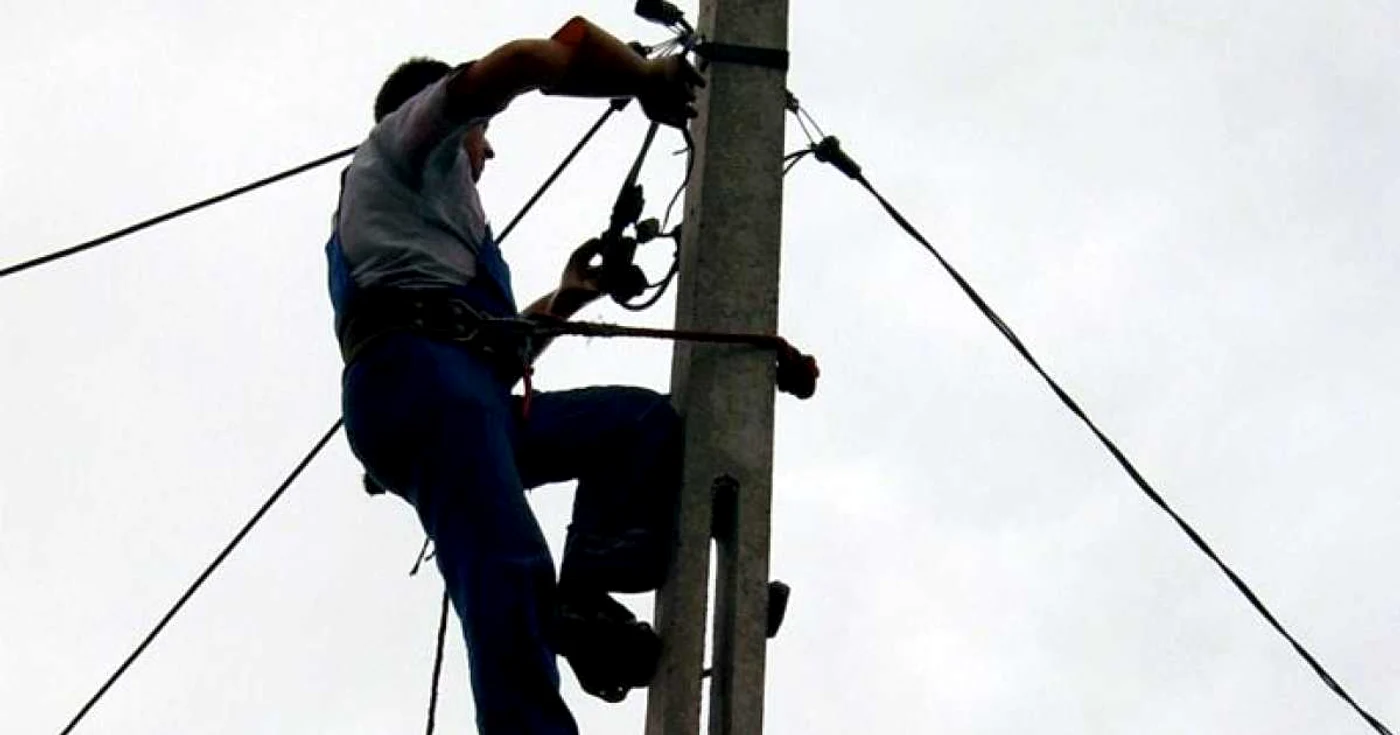 Bărbatul ameninţa că sare de pe un stâlp de telefonie (foto arhivă)