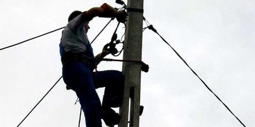 Bărbatul ameninţa că sare de pe un stâlp de telefonie (foto arhivă)