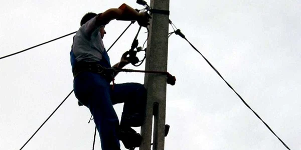Bărbatul ameninţa că sare de pe un stâlp de telefonie (foto arhivă)
