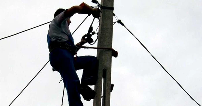 Bărbatul ameninţa că sare de pe un stâlp de telefonie (foto arhivă)