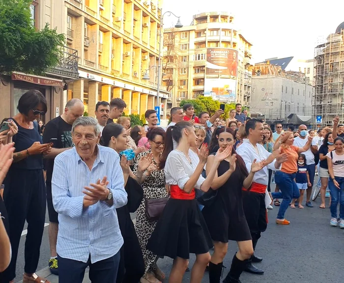 
    Mitică Popescu, spectacol pe Calea Victorieifoto: Facebook / Bucharest Nights & Days  