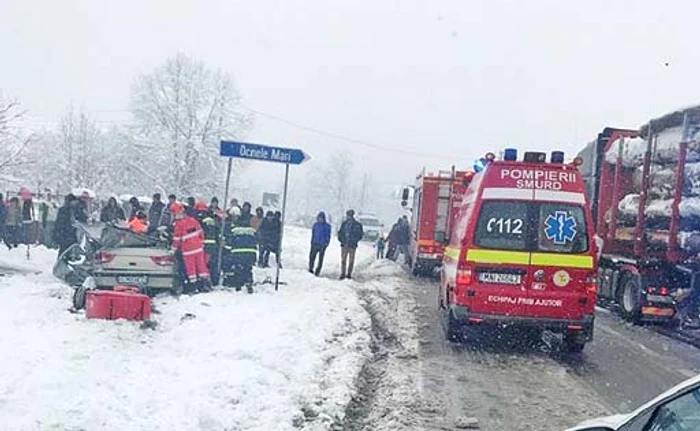 
    La Vâlcea, în accident  a fost implicat un TIR  plin cu lemne  