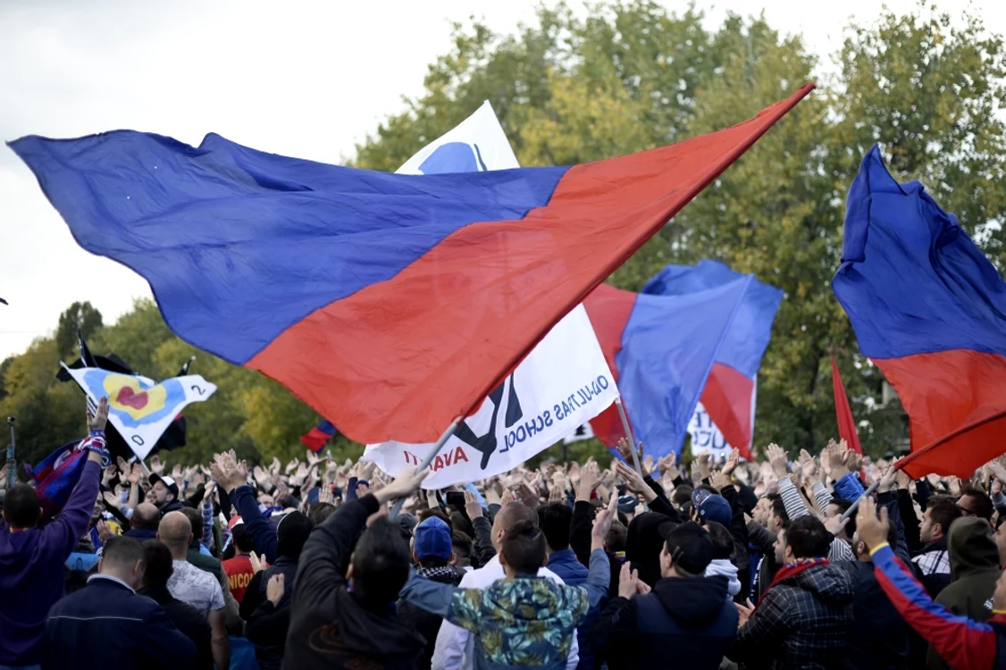 
    Suporterii veniţi la protest au scandat împotriva lui Gigi BecaliFoto: Mediafax  