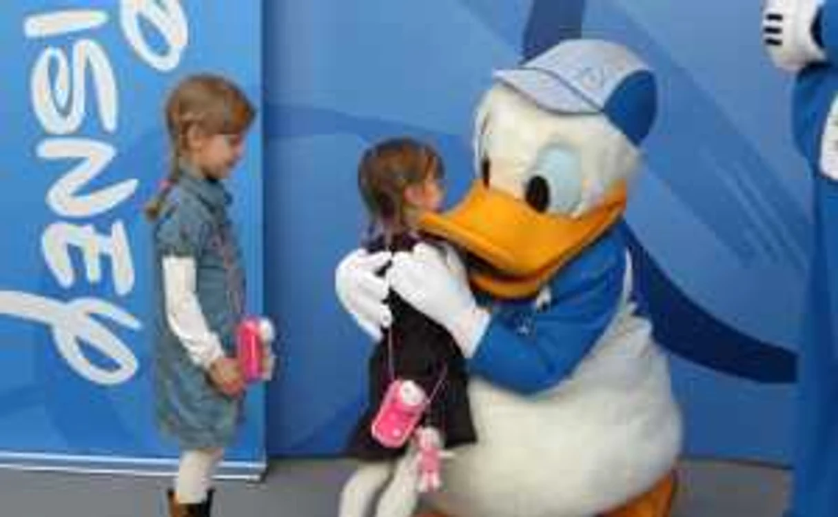 Copii de toate vârstele s-au fotografiat cu Mickey Mouse 3