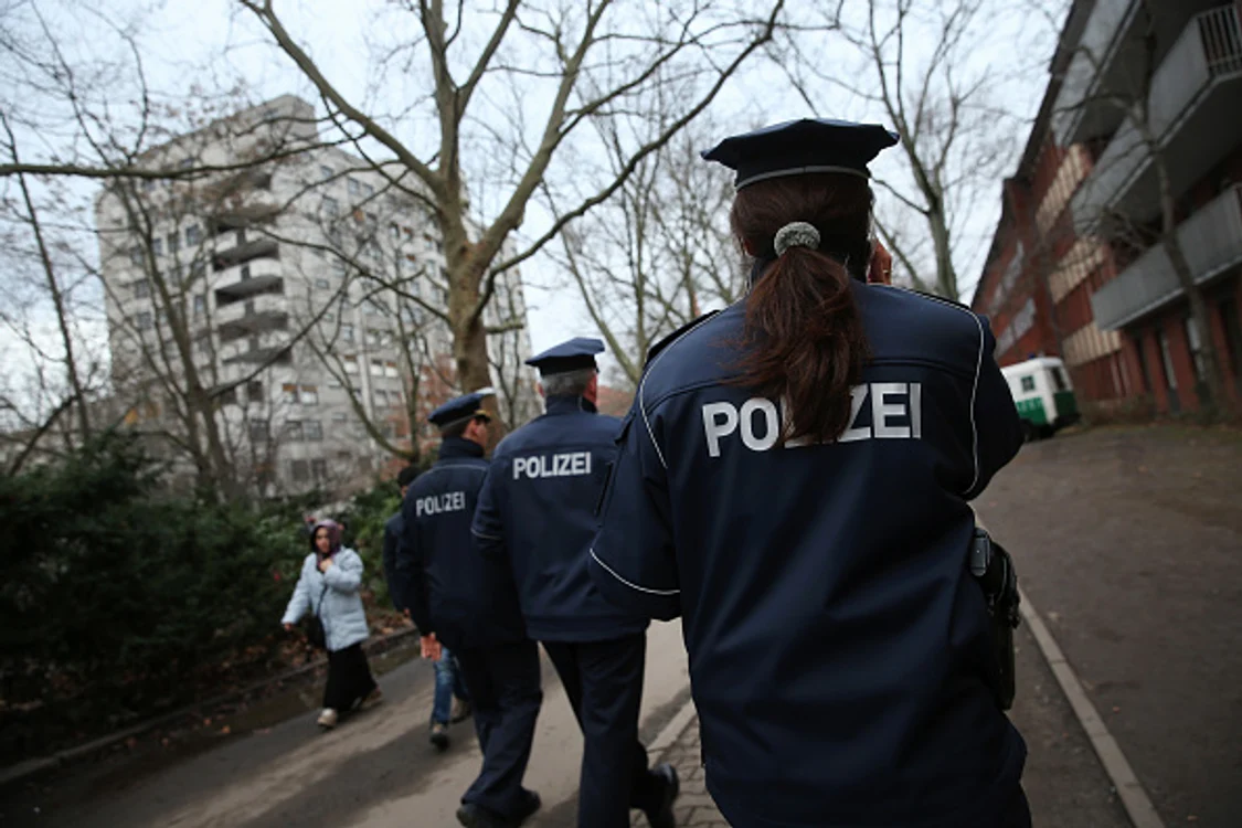 
    Refugiatul alerga pe stradă cu maceta pentru a ataca mai multe persoaneFoto Getty  