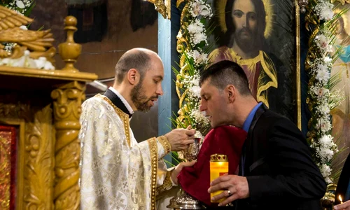 În mod excepțional, în perioada următoare, credincioșii pot veni cu lingurița proprie, de acasă, pentru a lua Sfânta Împărtășanie  jpeg