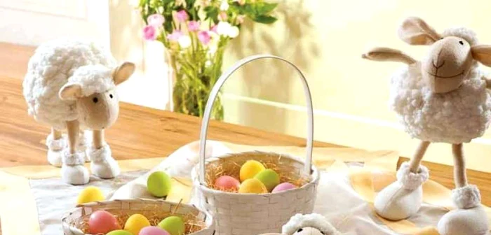 Aranjament de Paște  ll Oiţe jucăușe  Preţ: 54,99-64,99 lei Coș cu mâner, din bambus împletit  Preţ: 9,99 lei, kika
