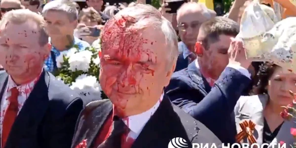 Serghei Andreev a fost stropit cu vopsea roşie în timp ce încerca să depună flori la cimitirul soldaţilor sovietici din Varşovia FOTO Captură video 