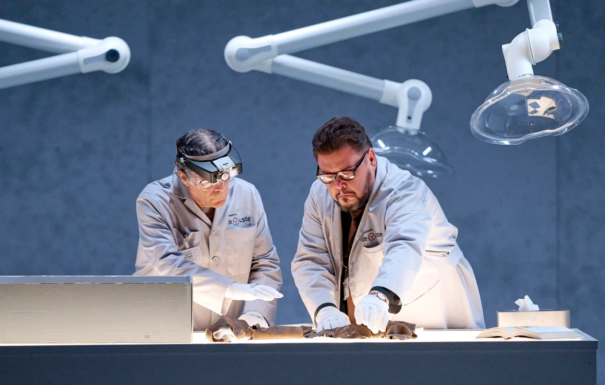 Un artist mimant și Witalij Kowaljow © Wiener Staatsoper / Michael Pöhn
