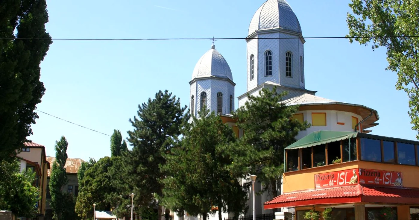 Galaţi: Cârciumă în curtea bisericii
