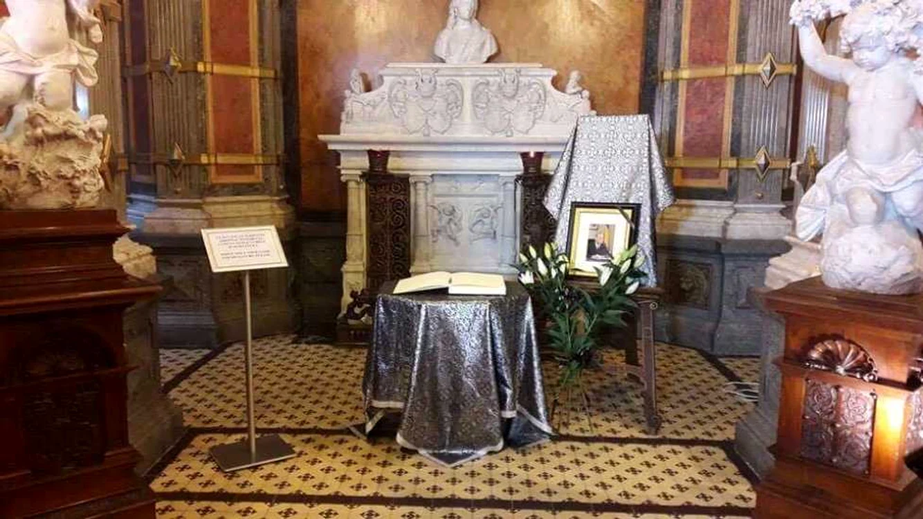 Cartea de condoleanţe pentru Regele Mihai deschisă la Castelul Peleş Foto Diana Frîncu