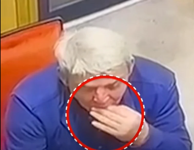 A înghițit un inel cu diamant de 41.000 de euro chiar în fața bijutierului. FOTO: Captură Video 
