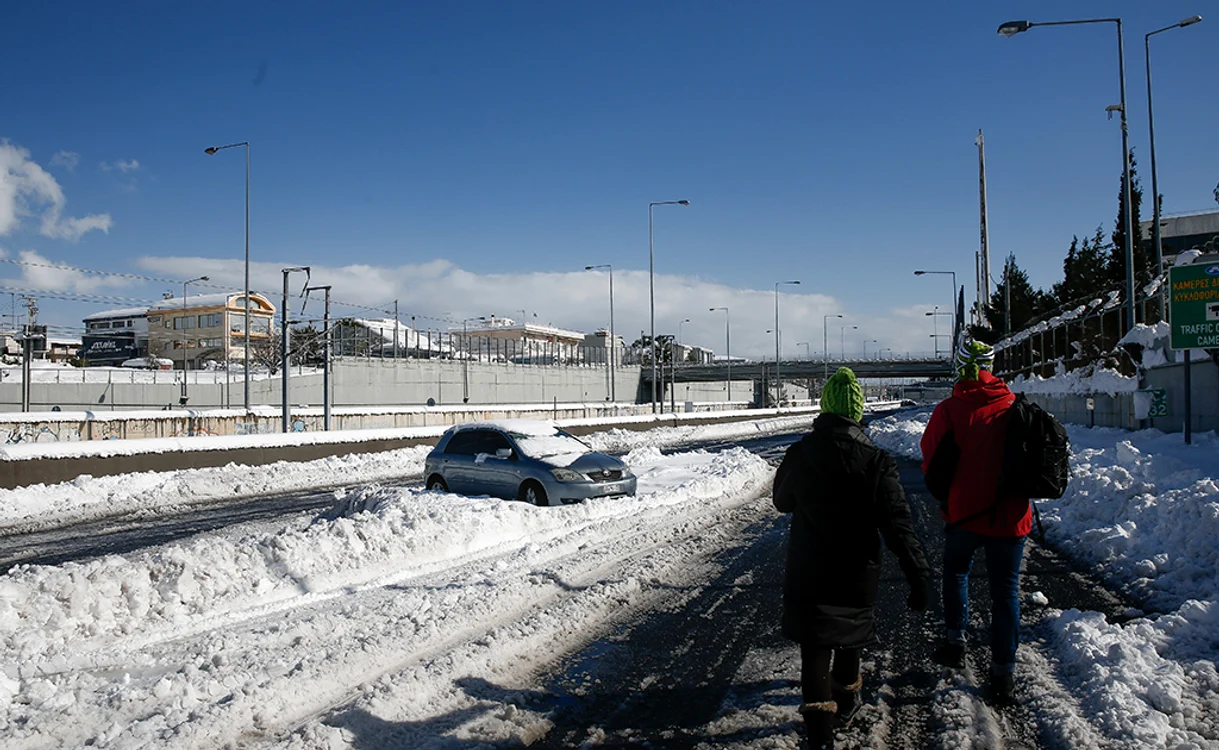 Grecia: Autostrăzile de  lângă Atena,  blocate de zăpadă. Foto: EPA - EFE