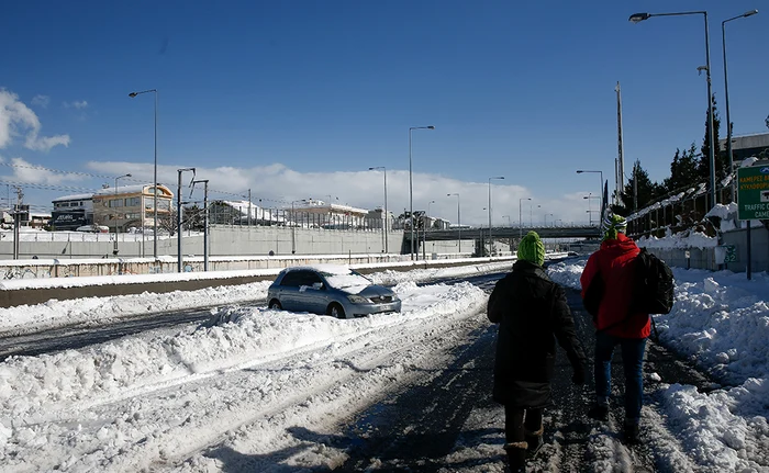 Grecia: Autostrăzile de  lângă Atena,  blocate de zăpadă. Foto: EPA - EFE