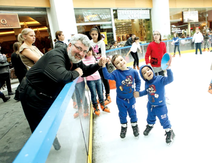 
    Silviu merge  săptămânal cu  Eduard și cu  Maximus la  patinaj  