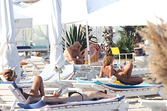 La un moment dat, Oana s-a acoperit cu o eşarfă 