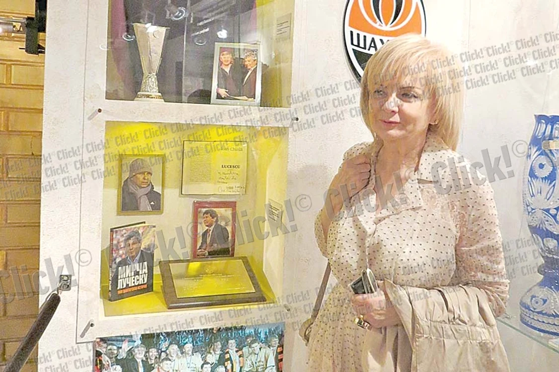 Neli Lucescu, alături de  peretele de granit pe  care sunt prezentate  performanţele lui  Mircea Lucescu (Fotografii: Alexandra Dragu)