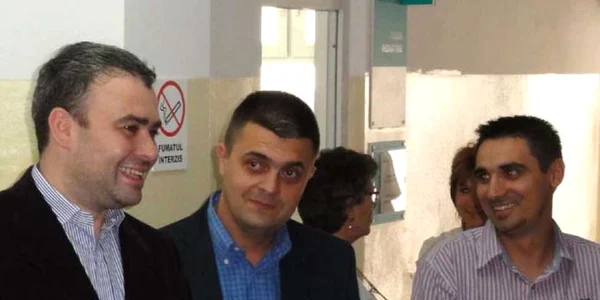 Florin Obretin (dr.), alături de "fostul" şef, edilul Darius Vâlcov (stg.), a avut numai de câştigat din servilism: "Da, şefu', sigur, şefu', cum zici matale...".