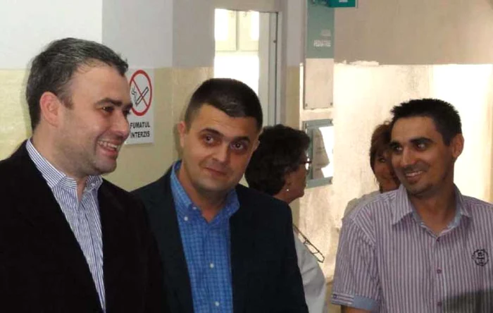 Florin Obretin (dr.), alături de "fostul" şef, edilul Darius Vâlcov (stg.), a avut numai de câştigat din servilism: "Da, şefu', sigur, şefu', cum zici matale...".