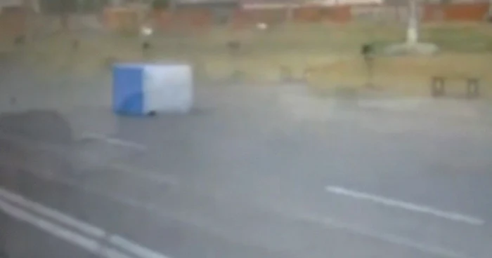 WC-ul împins pe stradă de vânt