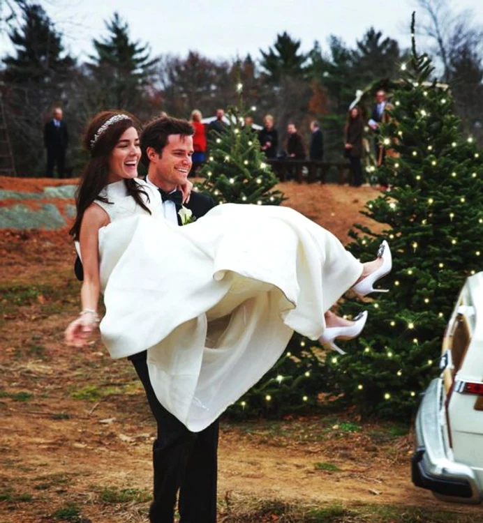 Brazii de la fermă au fost împodobiți cu luminițe de Crăciun