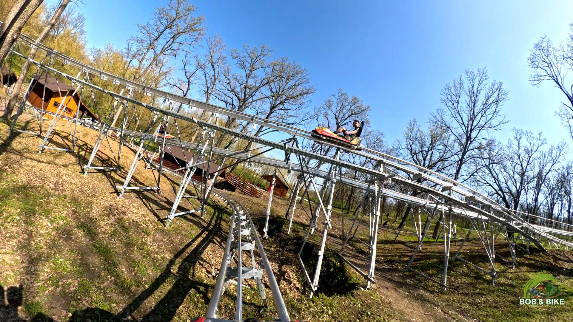 Unic în România: pistă de bob printre copaci la Galați, inspirată din Germania și Austria. Noua atracție a verii pentru iubitorii de adrenalină