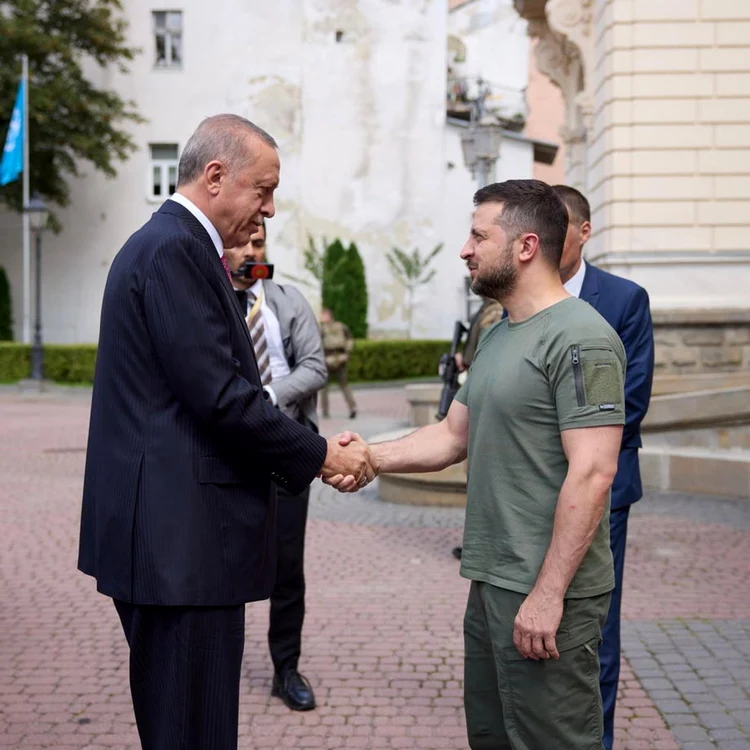 Recep Tayyip Erdogan (stânga) primit la Liov de către Volodimir Zelenski FOTO EPA-EFE