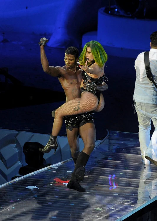 Lady Gaga s-a dezbrăcat pe scenăFoto: Guliver Splash
