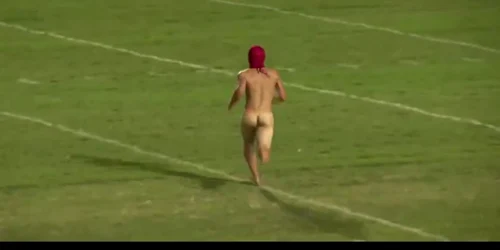 Un streaker a străbătut terenul la un meci de fotbal american