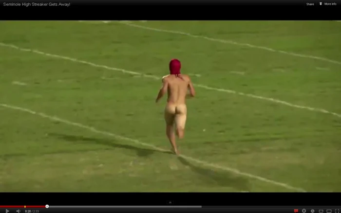 Un streaker a străbătut terenul la un meci de fotbal american