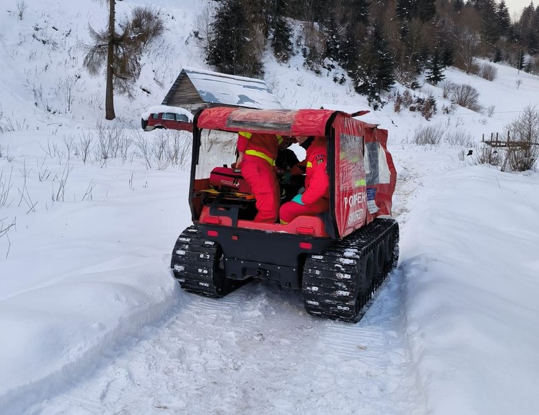 Copil de un an şi şapte luni, preluat cu şenilata la Suceava pentru a fi dus la spital. Ambulanţa nu a putut ajunge la el 