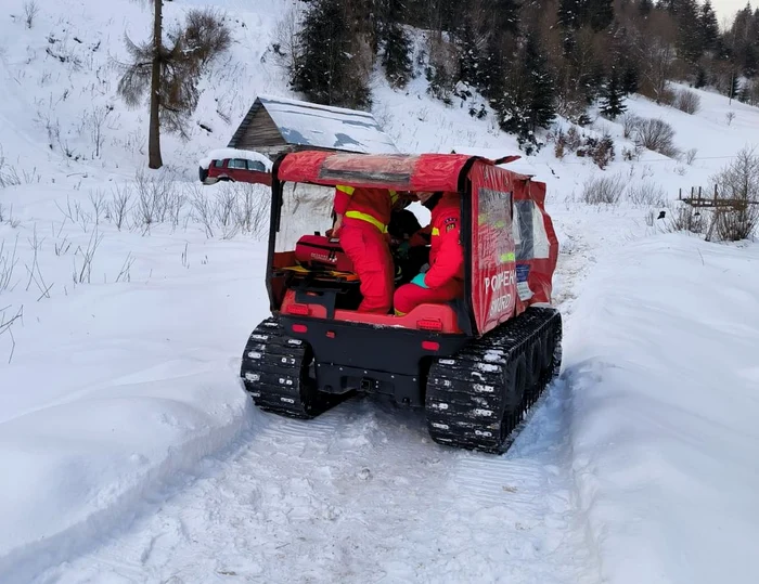 Autoșenilata cu care salvatorii au urcat până la locuința familiei FOTO ISU Alba