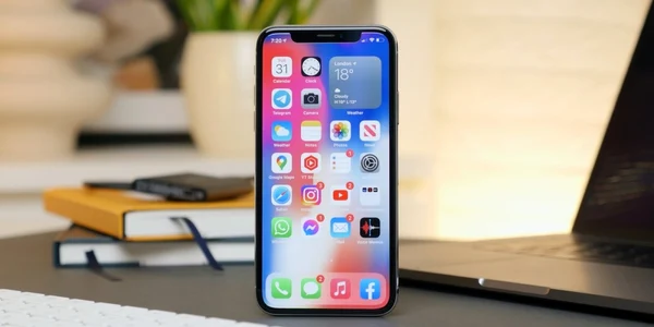 Smartphone Apple iPhone 13 FOTO Shutterstock