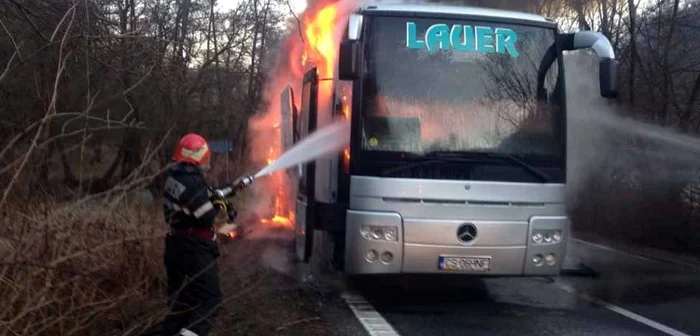 Autocarul a luat foc. FOTO: Arhivă