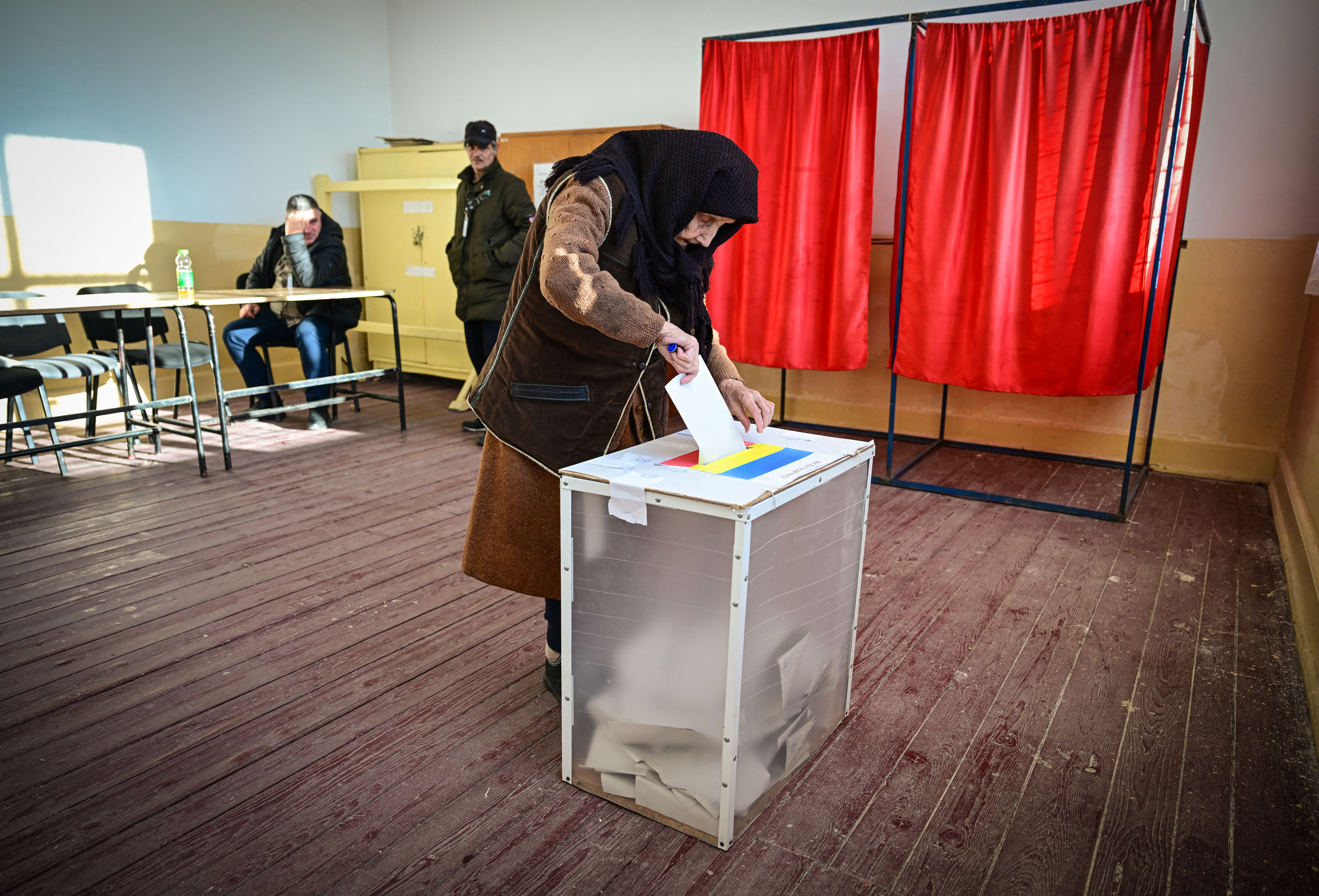 Femeie senioară votând în România