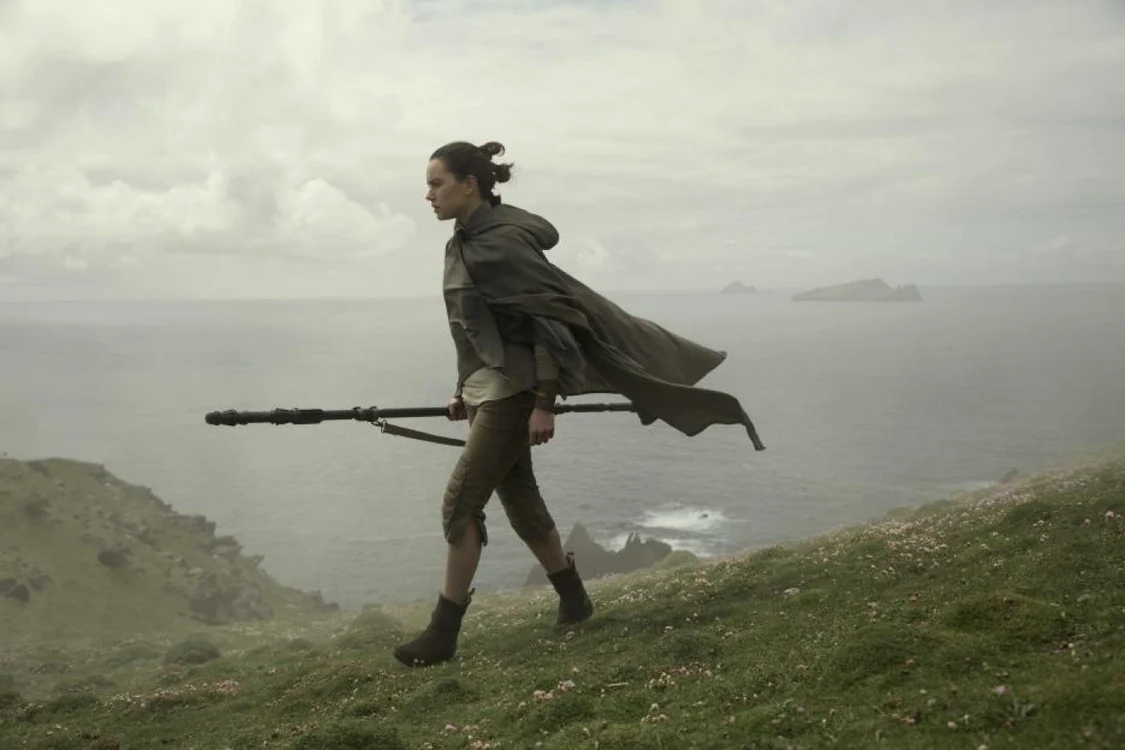 Ea este Rey (Daisy Ridley), noua întruchipare a Forţei, în sens Jedi