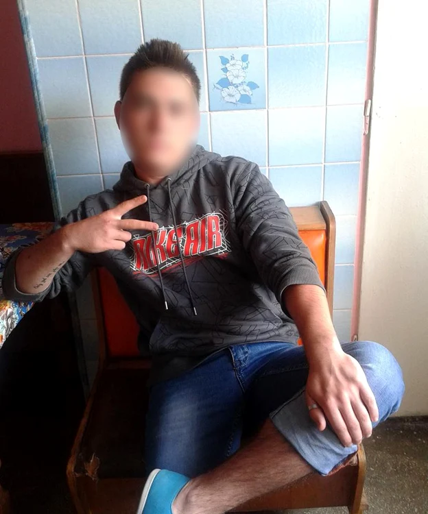 Tânărul de 18 ani și-a înjunghiat iubitul, apoi i-a furta banii și cardurile bancare