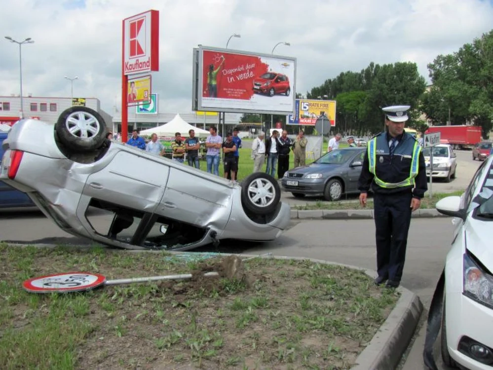 Maşina condusă de tânărul devan s-a răsturnat. FOTO: ARHIVĂ.
