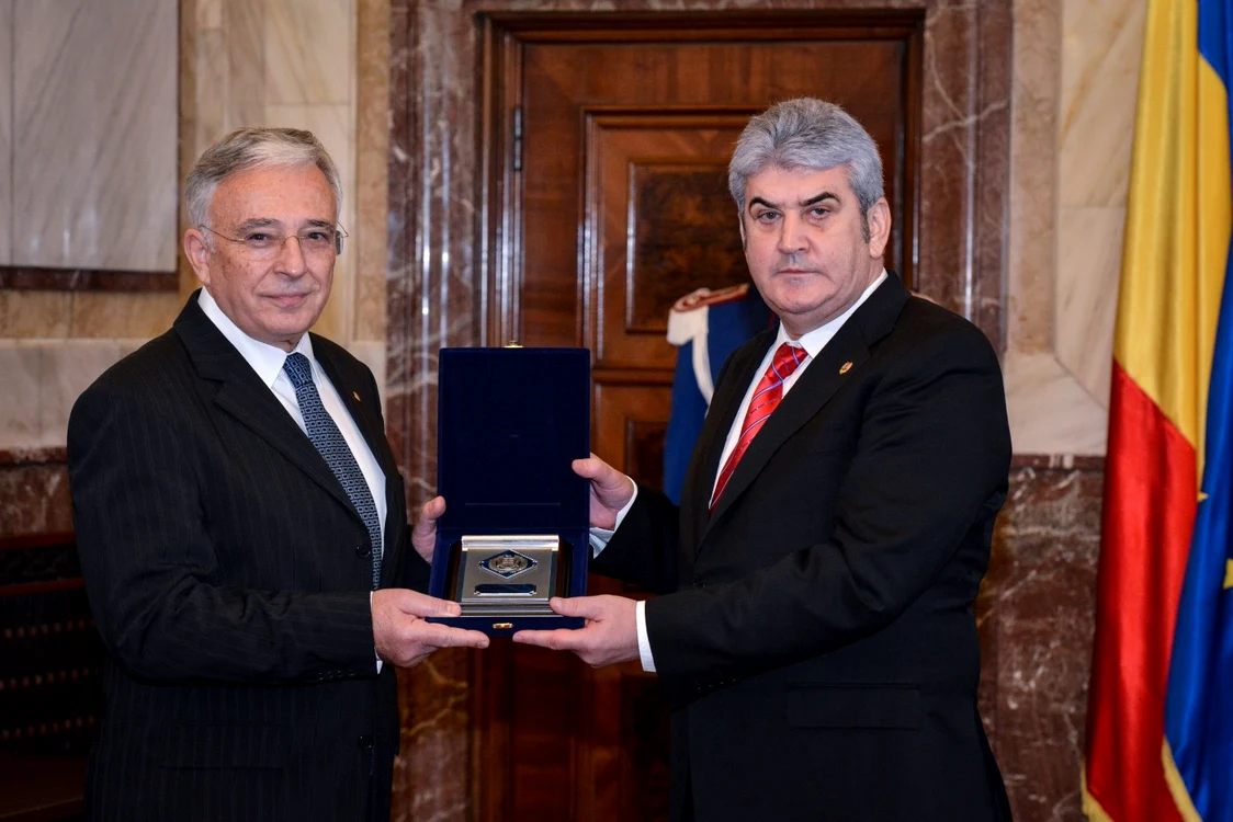 Premierul interimar Gabriel Oprea vorbeşte despre "bănci greceşti" în România, deşi Mugur Isărescu, guvernatorul Băncii Naţionale a României, a spus în repetate rânduri că în sistemul bancar local există "bănci româneşti cu capital grecesc" FOTO MAI