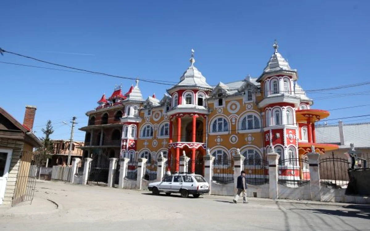 În Huedin sunt circa 100 de palate ţigăneşti. FOTO: dailymail.com